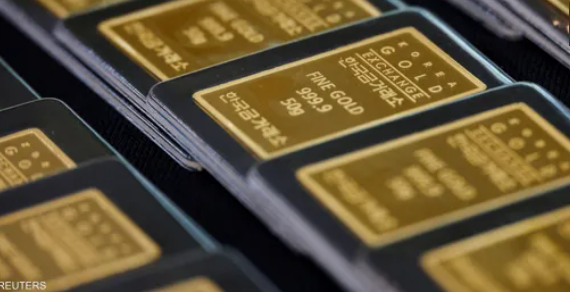 الذهب يعكس مساره ويرتفع بسبب ضعف الدولار