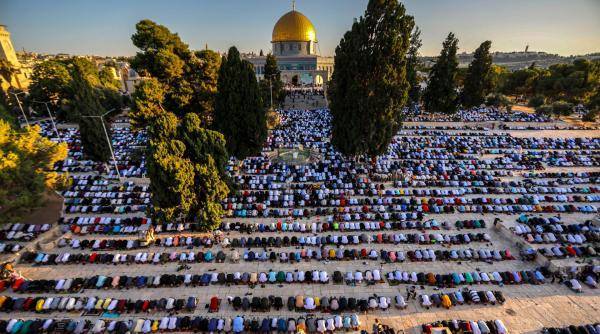 250 ألف شخص يؤدون صلاة الجمعة في المسجد الأقصى