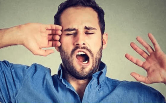 لماذا نتثاءب فوراً عندما نرى شخصا آخر يتثاءب؟