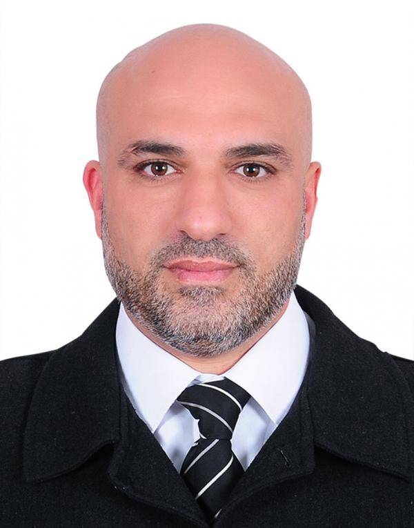 الشّاعر أحمد حسن ضيف الله ينظم قصيدة في رحاب المسجد