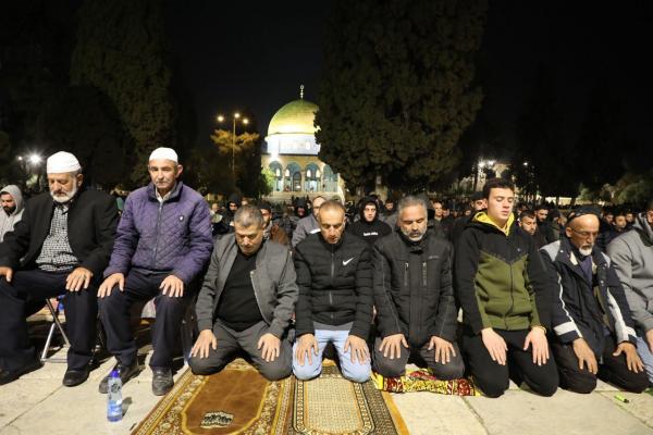 20 ألف مصل يؤدون العشاء والتراويح في الأقصى