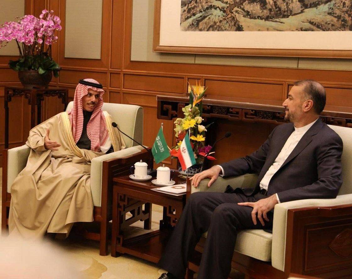 بن فرحان يمازح نظيره الإيراني في أول لقاء رسمي