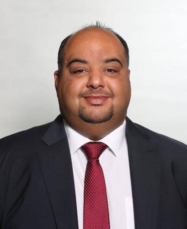 الأستاذ زهير الخشمان ... وطني مميز بأخلاقه ومهنيته