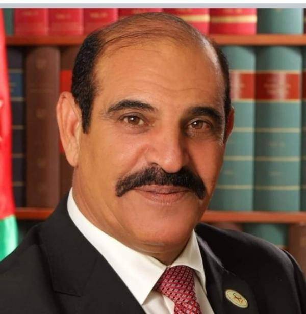 رئيس اتحاد الكتاب يبارك لمدرسة الفكر التربوي بالفوز