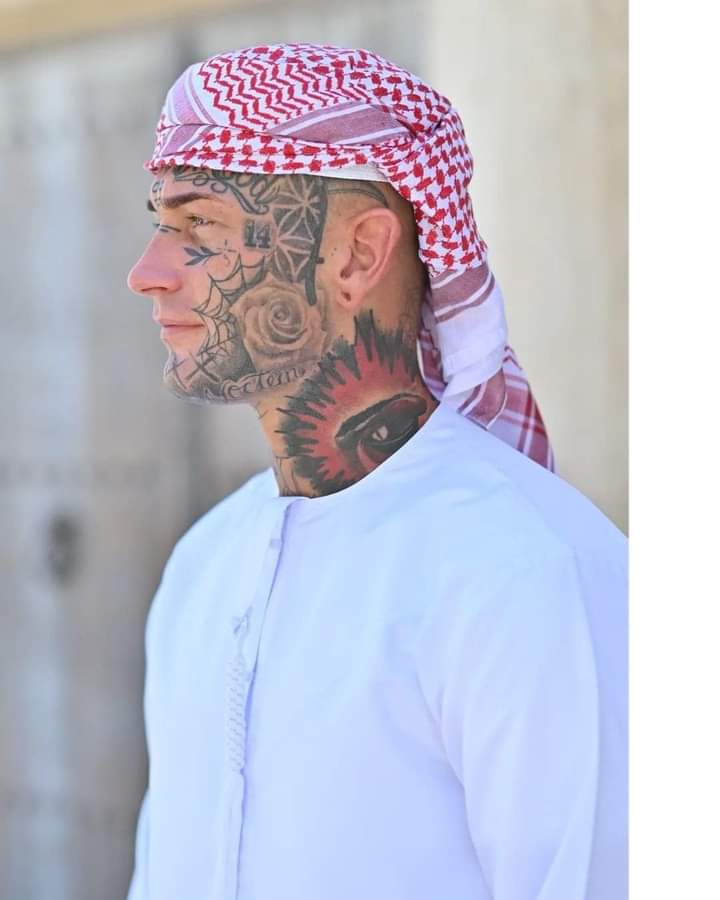 جوزيف  ..صانع محتوى بريطاني شهير، جسده ممتلئ بالأوشام يعتنق الإسلام ويؤدي مناسك العمرة:_صور