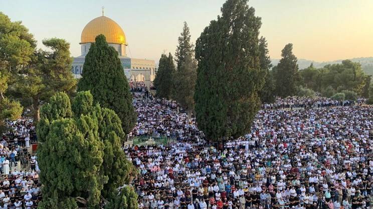 عشرات الآلاف يتوافدون للقدس لأداء صلاة الجمعة في الأقصى