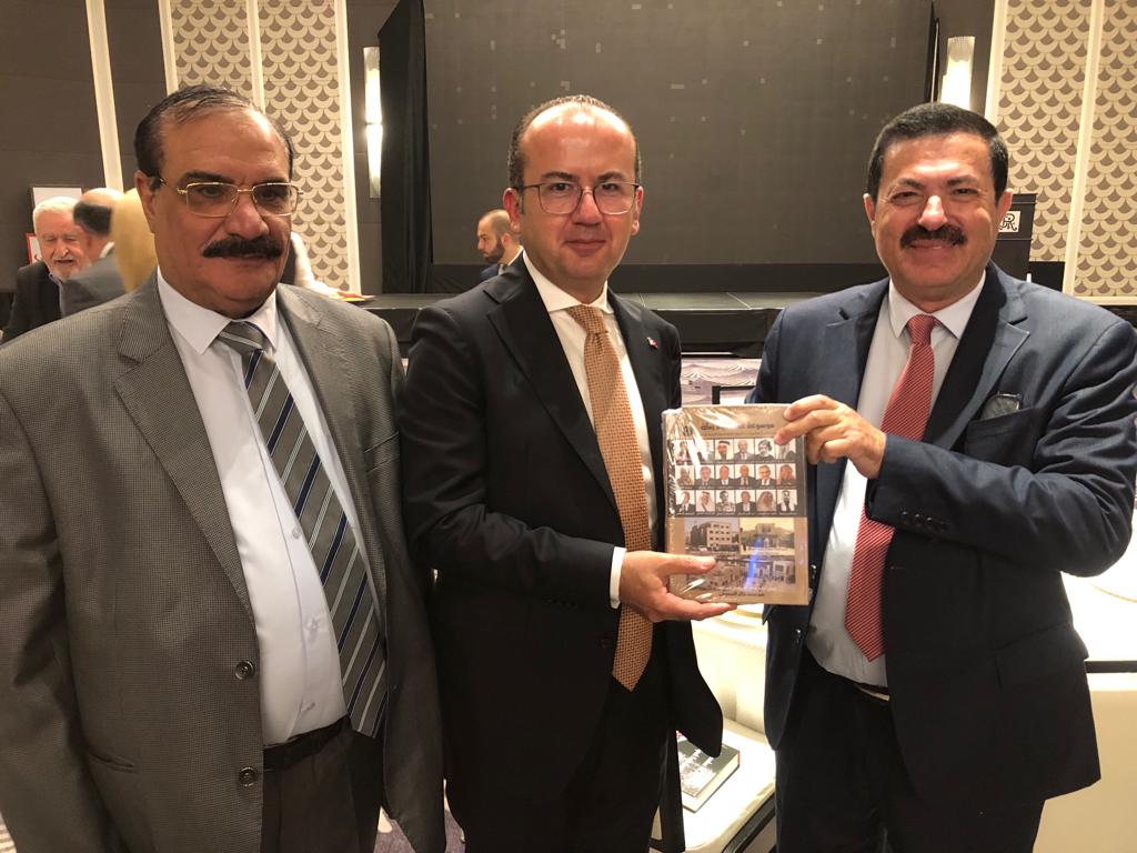 المؤرخ العرموطي يقدم نسخة من موسوعة عمان هدية للسفير التركي اردم اوزال صور