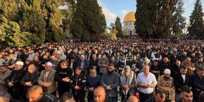عشرات آلاف الفلسطينيين يؤدون صلاة عيد الفطر في الأقصى رغم إجراءات الاحتلال