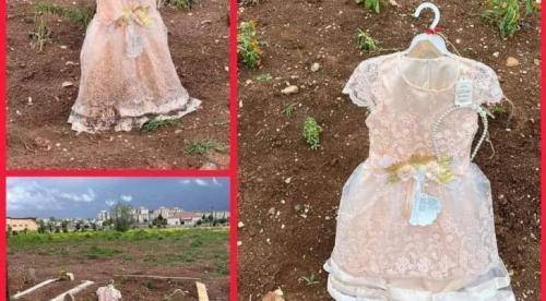 مشهد يبكي القلوب .. والد طفلة تركية قضت بالزلزال المدمر يترك ملابس العيد على قبرها