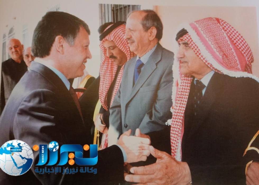 صورة من ذاكرة الوطن...الملك مصافحًا الزعيم بادي عواد الرديني