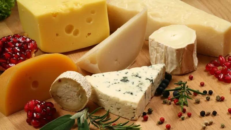 ماذا يحدث لجسمك عند تناول الأجبان يوميا؟