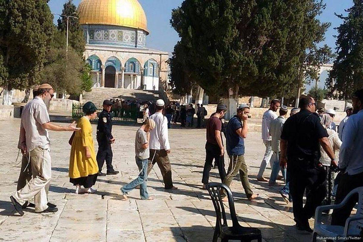 مستوطنون يؤدون طقوسا تلمودية في باحات الأقصى