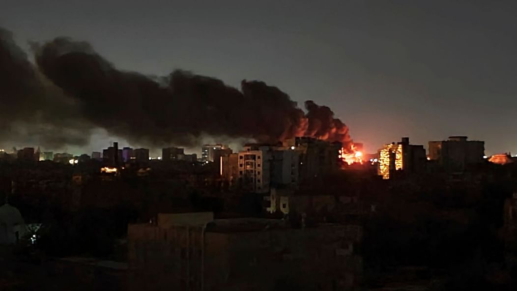 قصف الخرطوم بالدبابات والمدفعية والطيران