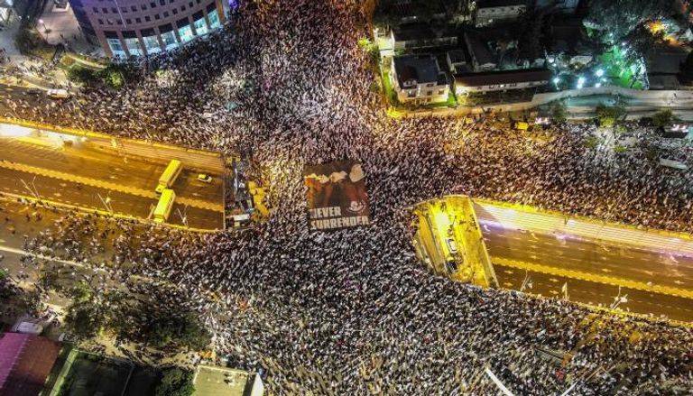 رئيس وزراء إسبانيا يخاطب المتظاهرين في إسرائيل