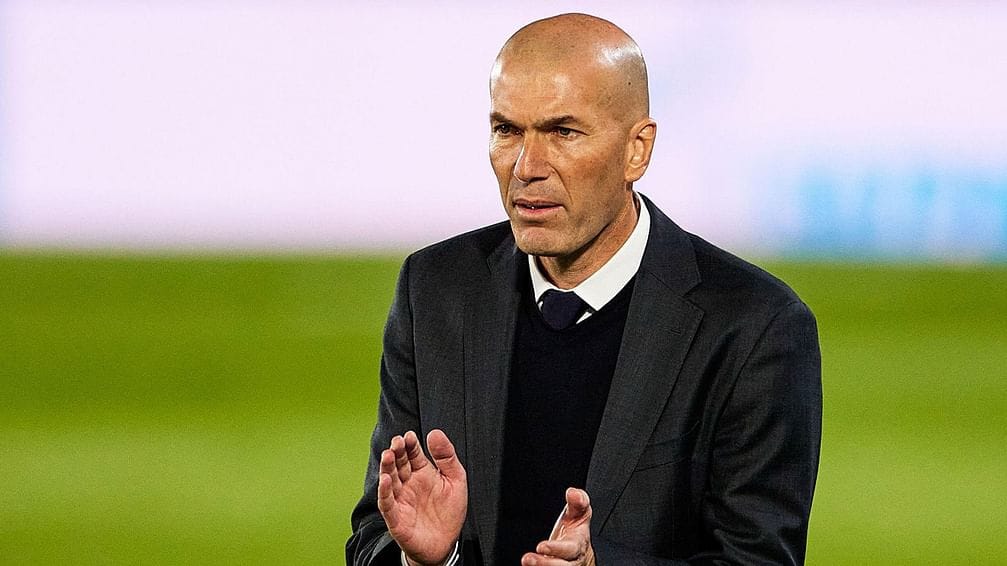 ماركا: ريال مدريد لا يفكر في عودة زيدان لخلافة أنشيلوتي