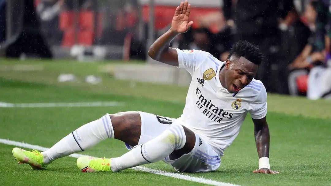 مدرب ريال مدريد أنشيلوتي يبدي دهشته من حصول لاعبه البرازيلي فينيسيوس جونيور على 10 بطاقات صفراء