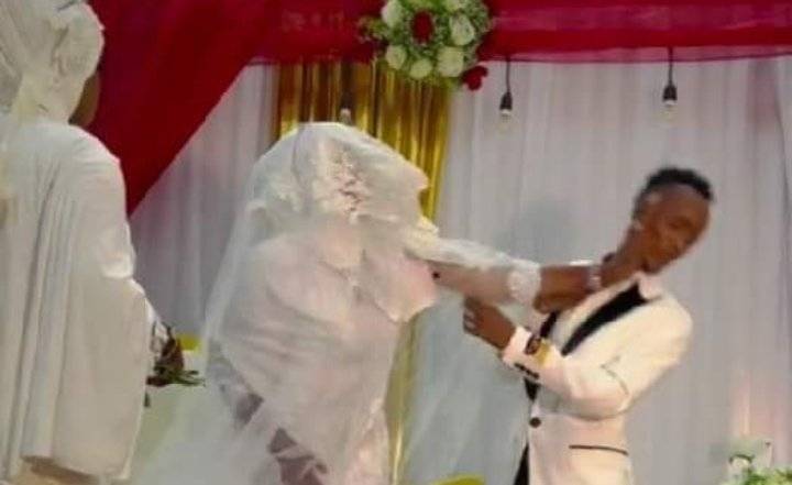بالصور ..شابّ يتزوّج فتاتين في ليلة واحدة وينشب خلافًا بين العريس والعروستين وصل للضرب!