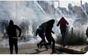 إصابات بمواجهات مع الاحتلال في الخليل واعتقال 14 فلسطينيا بالضفة