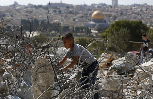 الاحتلال يهدم مجمعا سكنيا شمال شرق القدس