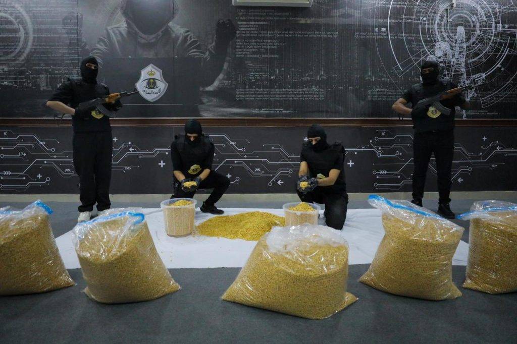 السعودية ..ضبط نحو 1.2 قرص من الإمفيتامين المخدر مخبأة في ألواح زجاجية