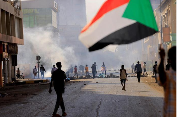 السودان.. مقتل 604 والنازحون 700 ألف شخص