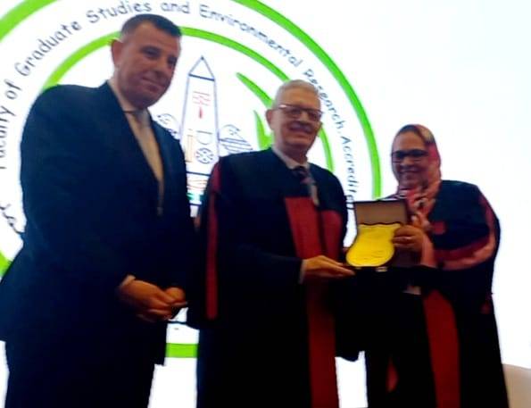 جامعة عين شمس تكرم الدكتور أشرف عبد العزيز