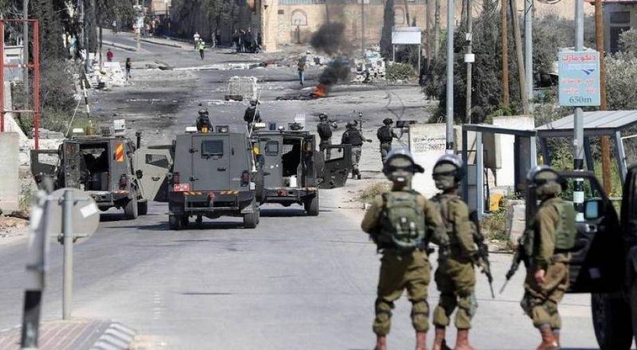 اعتقال 14 بالضفة والقدس والاحتلال يواصل إغلاق مداخل قرية المغير برام الله