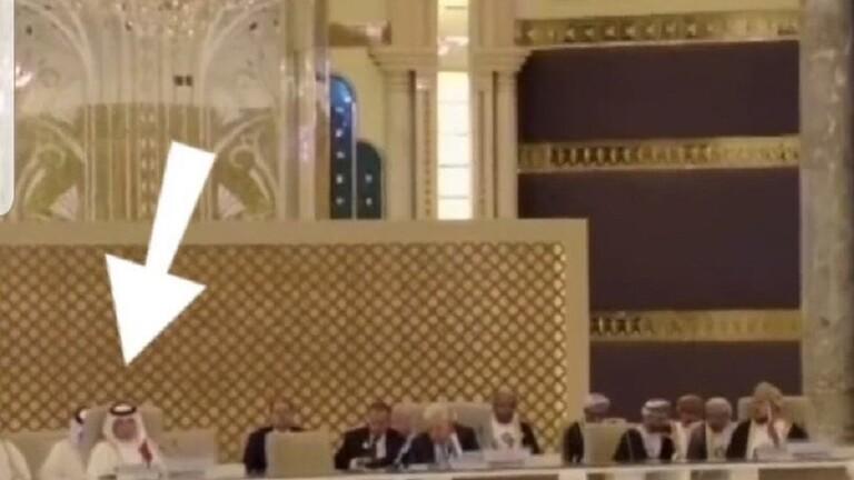 من جلس في مقعد قطر أثناء كلمة الأسد في قمة جدة؟