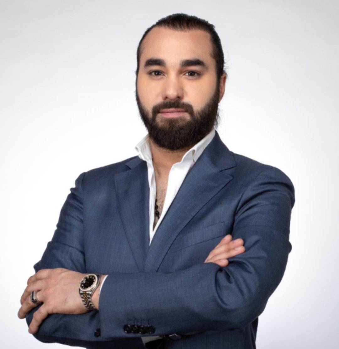 الفنان البحريني فهد بشمي يخطف جمهوره بـساحر القلوب