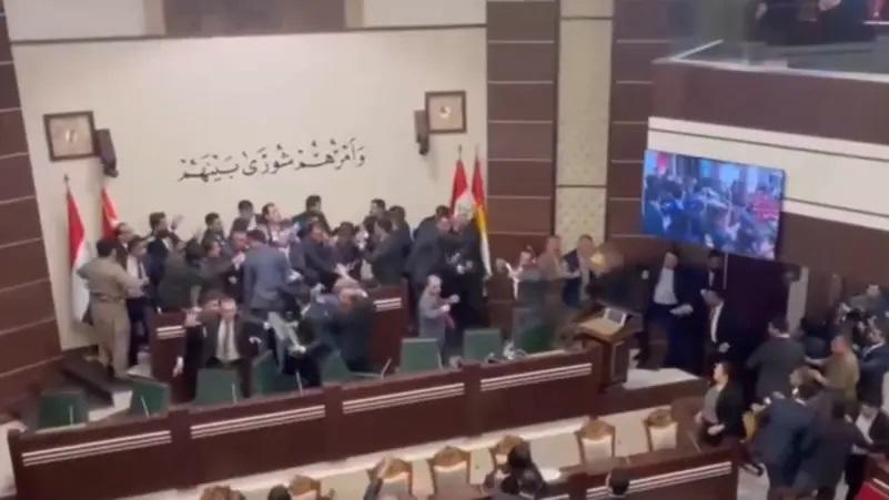 فيديو لعراك تفجر داخل البرلمان.. صراخ ولكمات بين نواب عراقيين