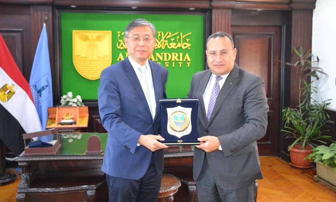 رئيس جامعة الإسكندرية يستقبل رئيس جامعة شنغهاي للدراسات الدولية