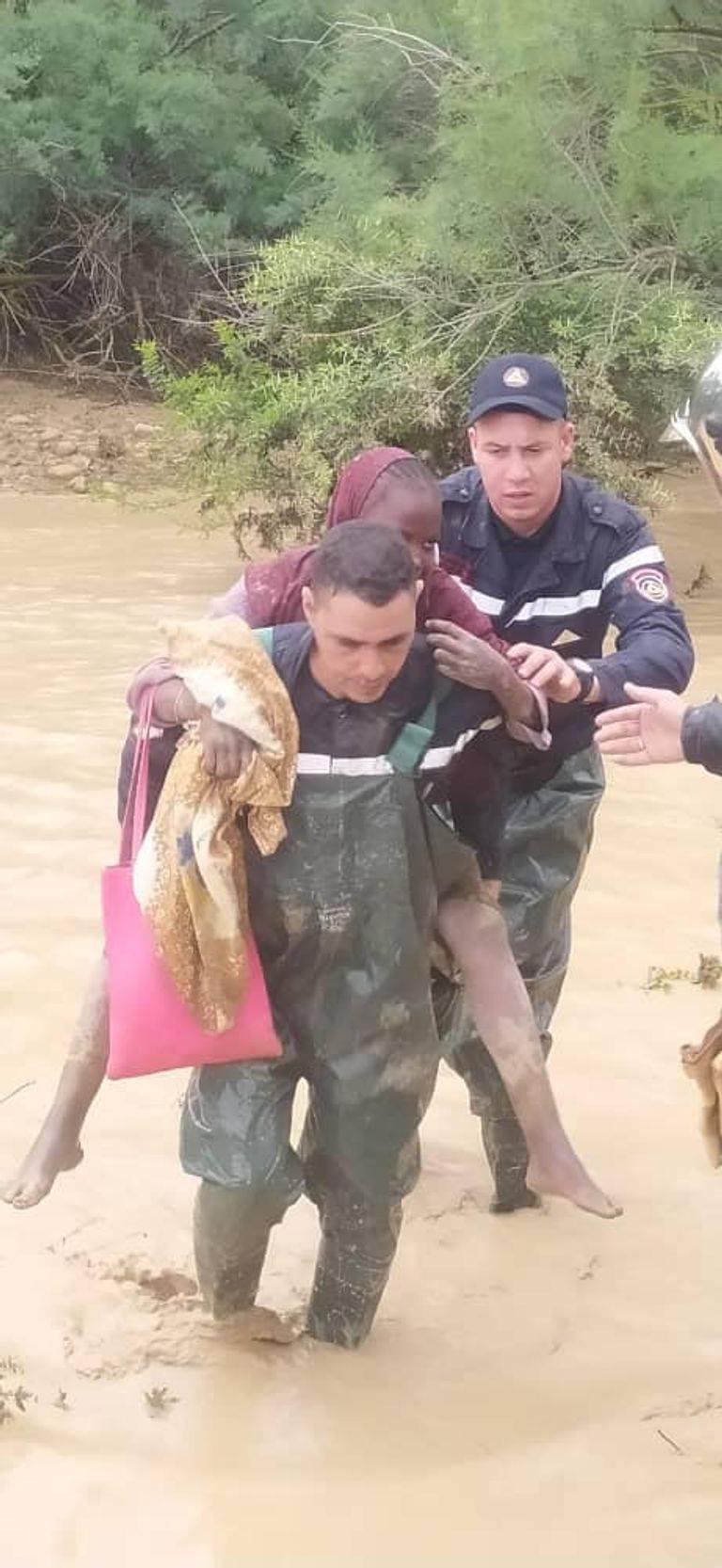 فيضانات وسيول في مدن جزائرية.. وانتشال جثتي طفلين