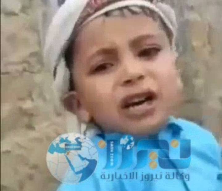 بالفيديو .. طفلا يمنيا تنهمر من عينيه الدموع بعد أن فاتته  صلاة الجماعة