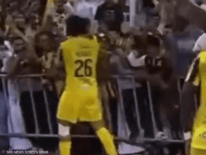 قائد الاتحاد السعودي ينقذ جماهيره من السقوط