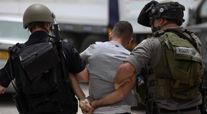 الاحتلال يعتقل شابا شمال القدس