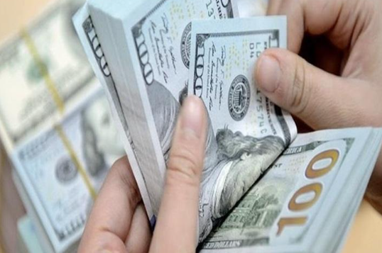 الدولار يحافظ على قوته