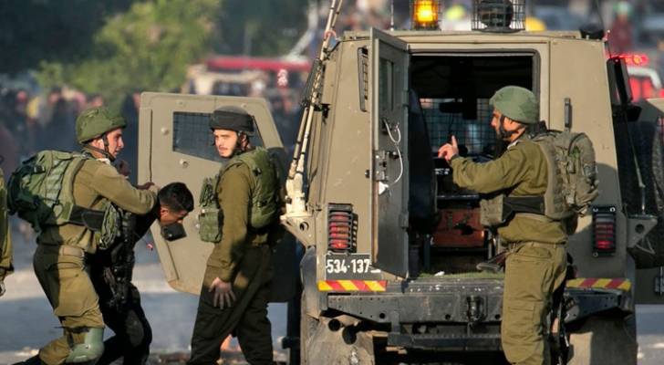 الاحتلال يعتقل 33 فلسطينيا في الضفة