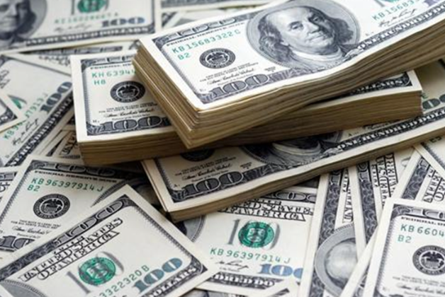 الدولار يتراجع عن أعلى مستوى له في شهرين