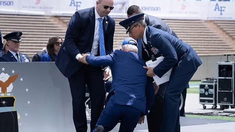 سقوط قوي لبايدن خلال حفل تخرج عسكري