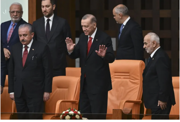 أردوغان يؤدي اليمين الدستورية لولاية ثالثة
