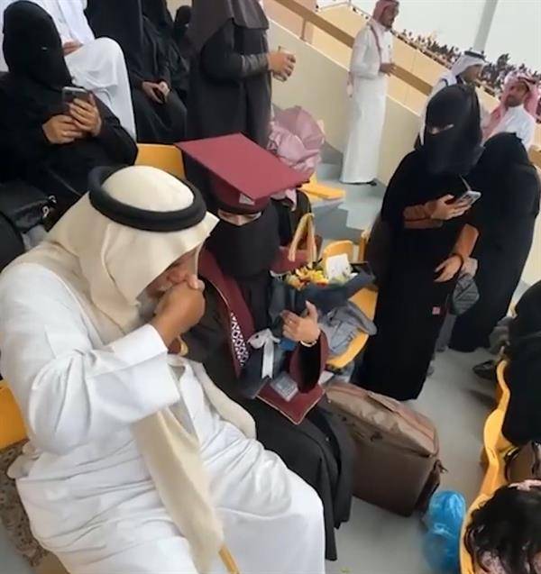 فرحة وبكاء أب بتخرج ابنته.. يعيدان لذاكرته قصة احتضانها قبل 22 عاماً