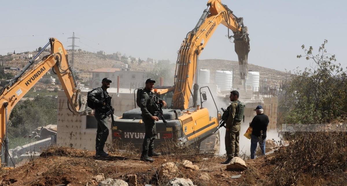 الاحتلال يهدم منزلين في رام الله والقدس ويعتقل 16 فلسطينيا