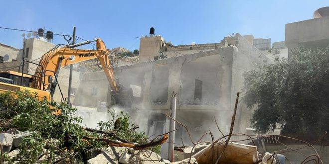 قوات الاحتلال تجبر 5 فلسطينيين على هدم منازلهم في القدس المحتلة