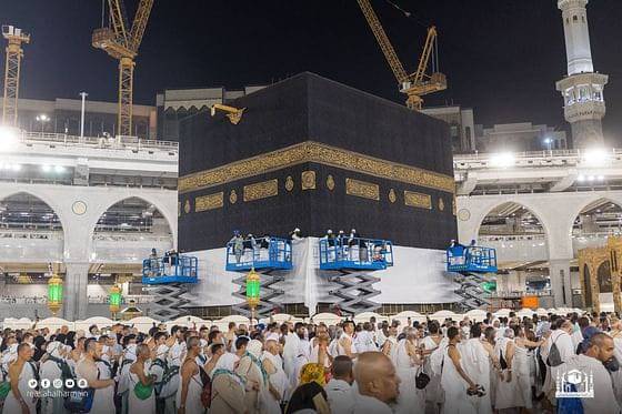 شؤون الحرمين ترفع كسوة الكعبة المشرفة  صور