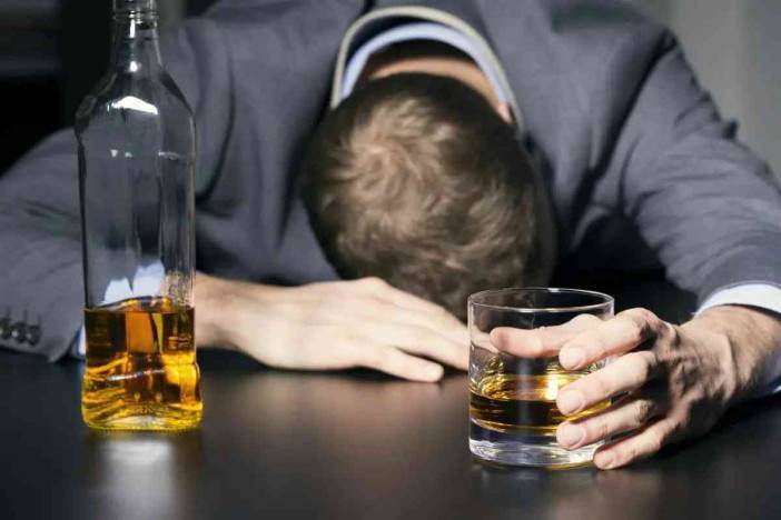 تعرفوا عليها....شرب الخمر يؤدي إلى الإصابة بـ61 مرضا