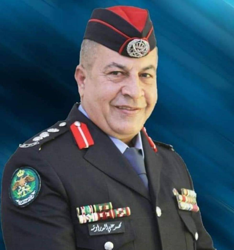 المقدم م زياد يُهنئ  العقيد محمد الدراوشه بالسلامة بعد أن تقاعد
