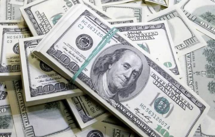 الدولار يهبط مع ترقب قرارات بنوك مركزية بشأن أسعار الفائدة
