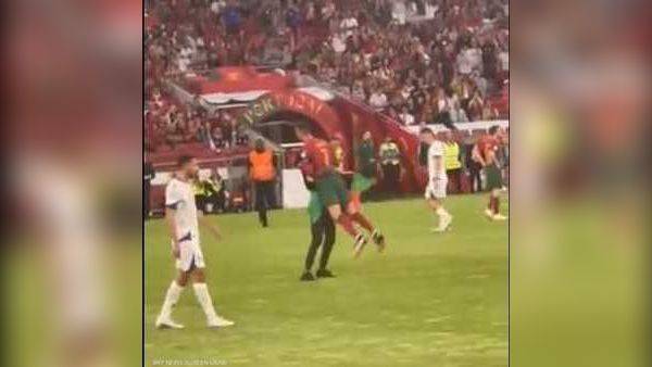 مشجع يقتحم المستطيل الأخضر ويحمل رونالدو