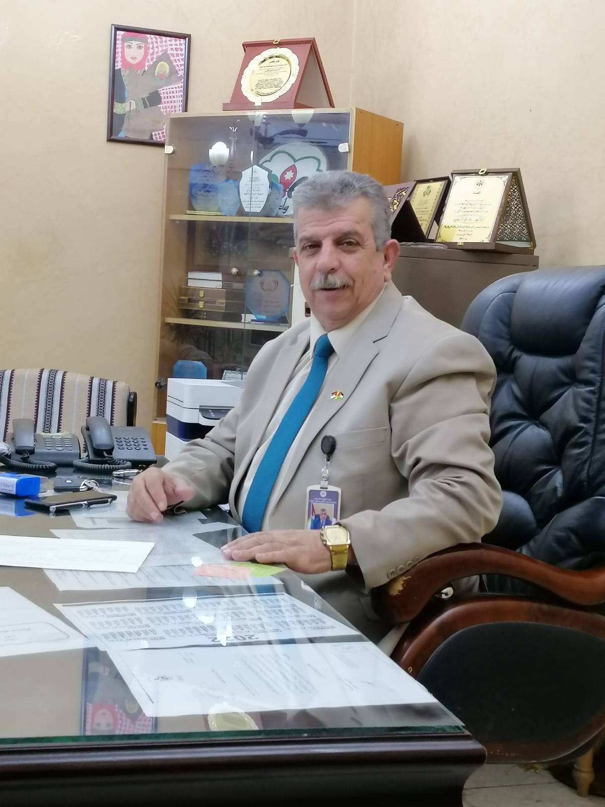 الحاج ابو غازي الزعبي  وعائلته يهنئون ابنهم الدكتور غازي بنقله مديرًا لتربية لواء الرمثا