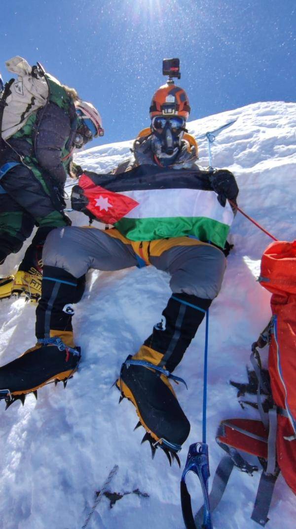 بني هاني يعتلي قمة رابع أعلى جبل في العالم بالعلم الأردني